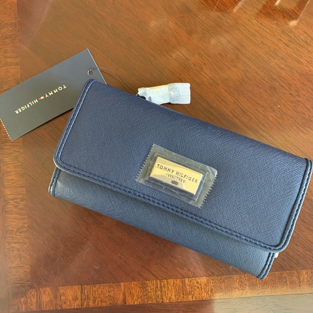 BNWT Tommy Hilfiger Continental Wallet